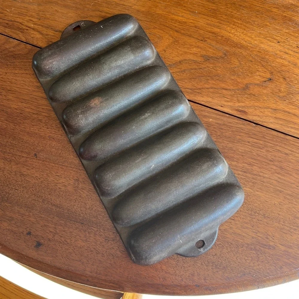 Antique Unmarked Lodge 7S Cornbread‎ Cast Iron Pan